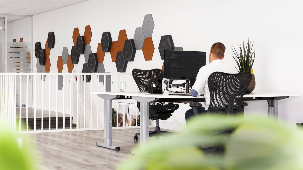 Developer aan het werk op kantoor