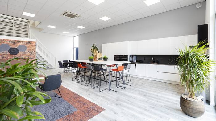 Keuken en lunchtafel op kantoor